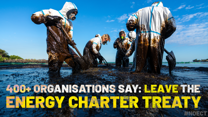 Ihmisiä siivoamass öljyä päällä teksti. 400+ Organisations say: leave the Energy Charter Treaty