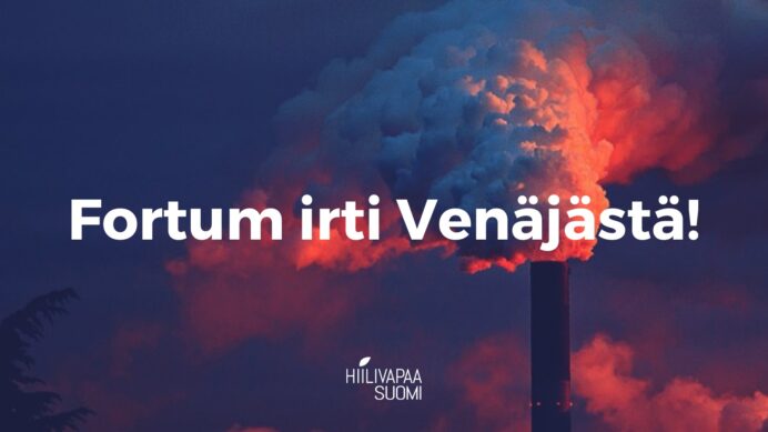 Pinkin ja liilansävyisiä savupylväitä nousee voimalasta. Päällä valkoisella fontilla teksti: "Fortum irti Venäjästä!"