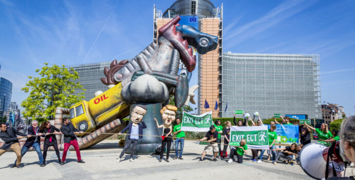 Valtava puhallettu t-rex osana mielenosoitusta Brysselissä.