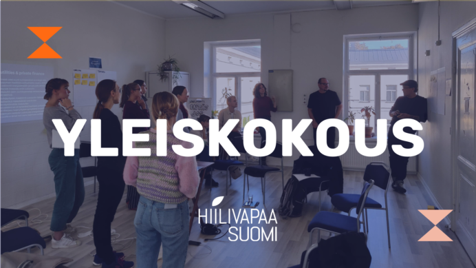 Tummennettu kuva, jossa työpajaan osallistuvia Hiilivapaa Suomi -aktiiveja keskittyneenä. Kuvan päällä valkoisella teksti "Yleiskokous"